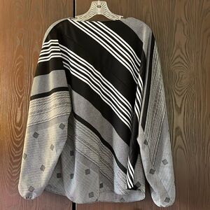 Samantha O California long wide sleeved. Slit neck top. Size 2X/3X. Black/ white